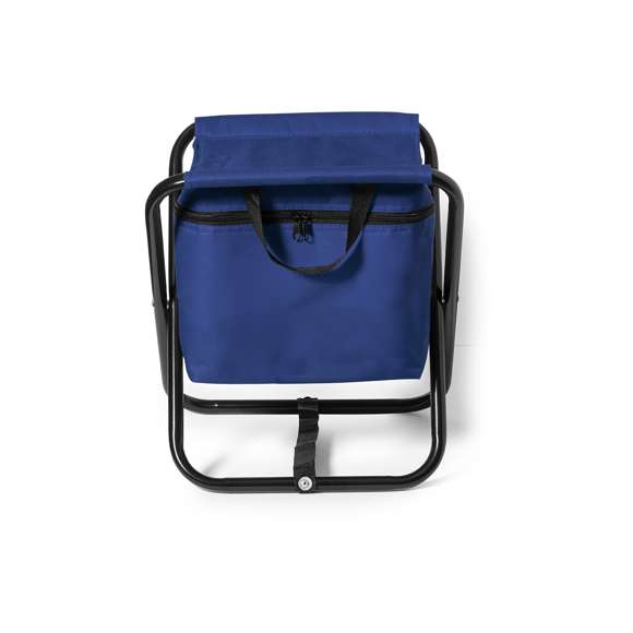 Silla plegable con cuerpo de aluminio y nevera integrada en asiento de variados colores. Asiento y nevera en resistente poliéster 600D con costuras reforzadas. Con cierre de cremallera y prácticas asas de transporte en nylon. Con tira de refuerzo de nylon en las patas e interior isotermo en acabado de aluminio.