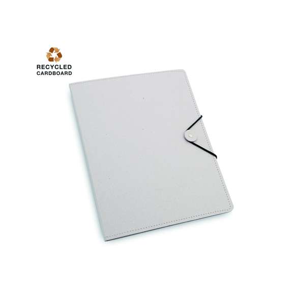 	Carpeta con original cierre elástico en resistente cartón reciclado de acabado rígido con costuras de refuerzo. Interior con bloc extraíble de 20 hojas con distribución a una raya, bolsillo triangular de solapa y soporte para bolígrafo.