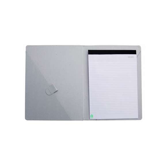  	Carpeta con original cierre elástico en resistente cartón reciclado de acabado rígido con costuras de refuerzo. Interior con bloc extraíble de 20 hojas con distribución a una raya, bolsillo triangular de solapa y soporte para bolígrafo.