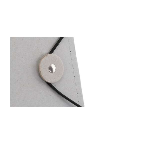  	Carpeta con original cierre elástico en resistente cartón reciclado de acabado rígido con costuras de refuerzo. Interior con bloc extraíble de 20 hojas con distribución a una raya, bolsillo triangular de solapa y soporte para bolígrafo.