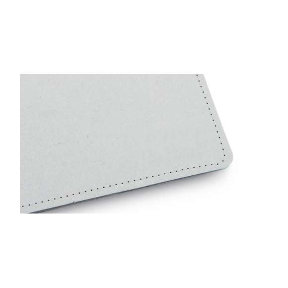  	Carpeta con original cierre elástico en resistente cartón reciclado de acabado rígido con costuras de refuerzo. Interior con bloc extraíble de 20 hojas con distribución a una raya, bolsillo triangular de solapa y soporte para bolígrafo.