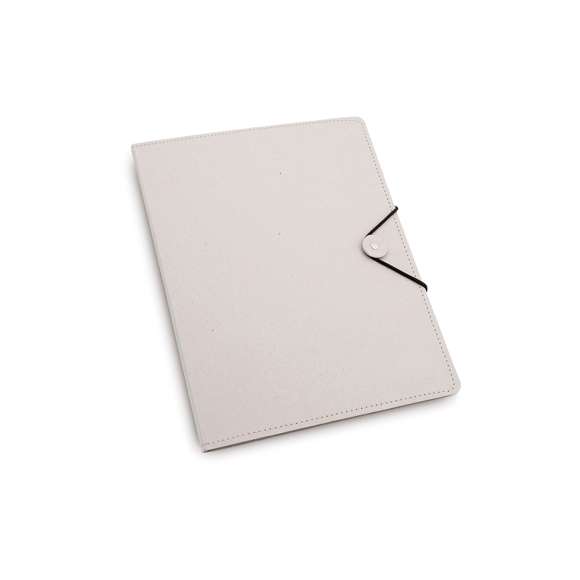  	Carpeta con original cierre elástico en resistente cartón reciclado de acabado rígido con costuras de refuerzo. Interior con bloc extraíble de 20 hojas con distribución a una raya, bolsillo triangular de solapa y soporte para bolígrafo.