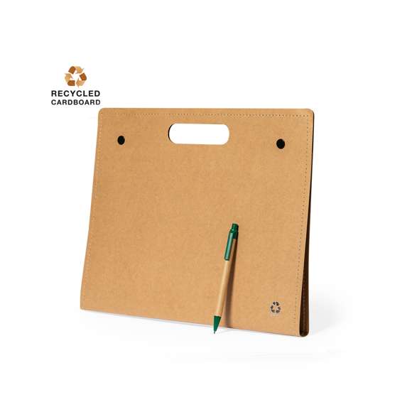 Carpeta ecológica con doble cierre de clic en cartón reciclado flexible y con cómodas asas integradas. Interior con bloc extraíble de 25 hojas con distribución a una raya, 25 notas adhesivas grandes, 125 mininotas adhesivas, bolsillo de solapa y soporte para bolígrafo.