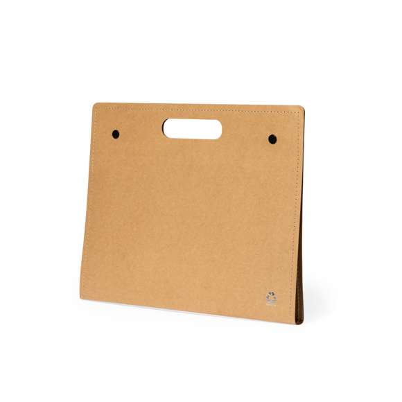 Carpeta ecológica con doble cierre de clic en cartón reciclado flexible y con cómodas asas integradas. Interior con bloc extraíble de 25 hojas con distribución a una raya, 25 notas adhesivas grandes, 125 mininotas adhesivas, bolsillo de solapa y soporte para bolígrafo.