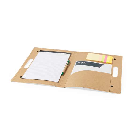 Carpeta ecológica con doble cierre de clic en cartón reciclado flexible y con cómodas asas integradas. Interior con bloc extraíble de 25 hojas con distribución a una raya, 25 notas adhesivas grandes, 125 mininotas adhesivas, bolsillo de solapa y soporte para bolígrafo.