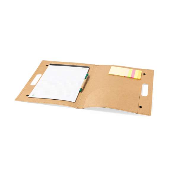 Carpeta ecológica con doble cierre de clic en cartón reciclado flexible y con cómodas asas integradas. Interior con bloc extraíble de 25 hojas con distribución a una raya, 25 notas adhesivas grandes, 125 mininotas adhesivas, bolsillo de solapa y soporte para bolígrafo.