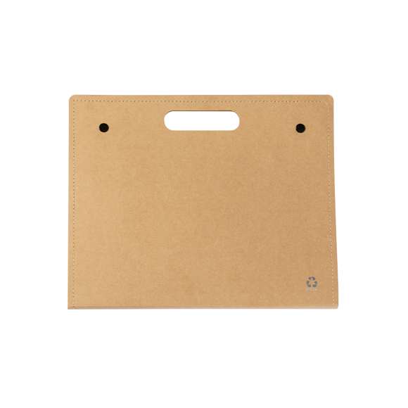 Carpeta ecológica con doble cierre de clic en cartón reciclado flexible y con cómodas asas integradas. Interior con bloc extraíble de 25 hojas con distribución a una raya, 25 notas adhesivas grandes, 125 mininotas adhesivas, bolsillo de solapa y soporte para bolígrafo.