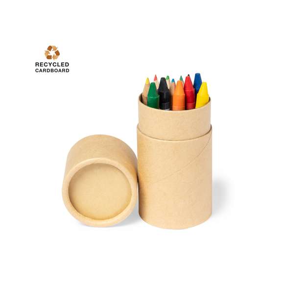 Set de 13 piezas en estuche cilíndrico de cartón natural. Incluye 6 lápices de madera con cuerpo hexagonal de acabado natural y minas en variados colores, sacapuntas en color amarillo y 6 ceras de cuerpo cilíndrico en variada gama de vivos colores.