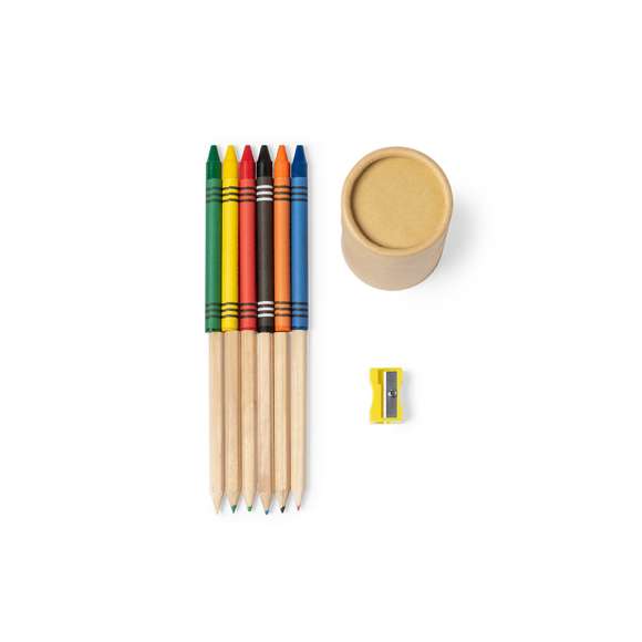 Set de 13 piezas en estuche cilíndrico de cartón natural. Incluye 6 lápices de madera con cuerpo hexagonal de acabado natural y minas en variados colores, sacapuntas en color amarillo y 6 ceras de cuerpo cilíndrico en variada gama de vivos colores.