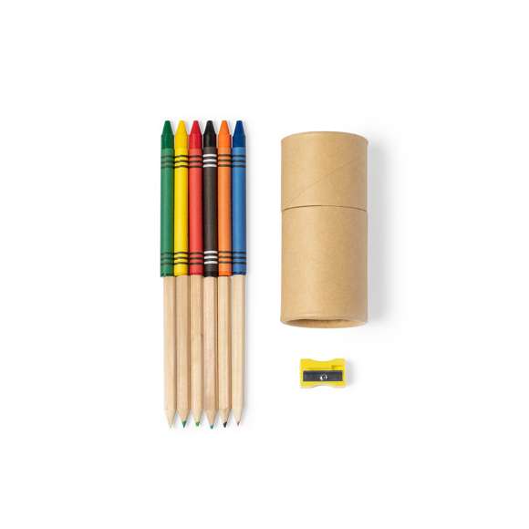 Set de 13 piezas en estuche cilíndrico de cartón natural. Incluye 6 lápices de madera con cuerpo hexagonal de acabado natural y minas en variados colores, sacapuntas en color amarillo y 6 ceras de cuerpo cilíndrico en variada gama de vivos colores.
