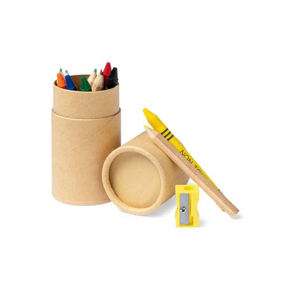 Set de 13 piezas en estuche cilíndrico de cartón natural. Incluye 6 lápices de madera con cuerpo hexagonal de acabado natural y minas en variados colores, sacapuntas en color amarillo y 6 ceras de cuerpo cilíndrico en variada gama de vivos colores.