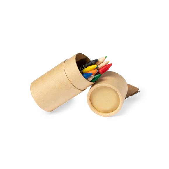 Set de 13 piezas en estuche cilíndrico de cartón natural. Incluye 6 lápices de madera con cuerpo hexagonal de acabado natural y minas en variados colores, sacapuntas en color amarillo y 6 ceras de cuerpo cilíndrico en variada gama de vivos colores.