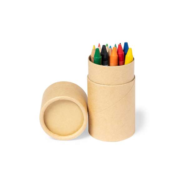 Set de 13 piezas en estuche cilíndrico de cartón natural. Incluye 6 lápices de madera con cuerpo hexagonal de acabado natural y minas en variados colores, sacapuntas en color amarillo y 6 ceras de cuerpo cilíndrico en variada gama de vivos colores.