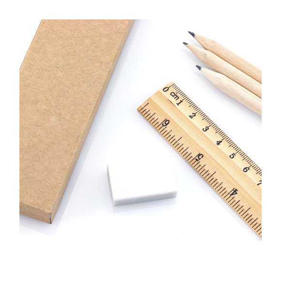  	Set de 6 piezas con 3 lápices de madera con cuerpo redondo de acabado natural y mina negra, regla de 20cm con sistema métrico en centímetros/pulgadas, goma de borrar y sacapuntas. Presentado en estuche de cartón reciclado.