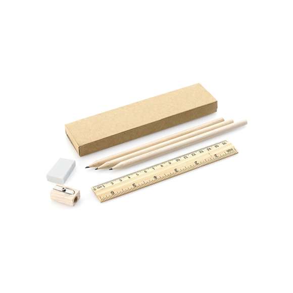  	Set de 6 piezas con 3 lápices de madera con cuerpo redondo de acabado natural y mina negra, regla de 20cm con sistema métrico en centímetros/pulgadas, goma de borrar y sacapuntas. Presentado en estuche de cartón reciclado.