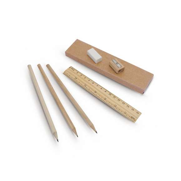  	Set de 6 piezas con 3 lápices de madera con cuerpo redondo de acabado natural y mina negra, regla de 20cm con sistema métrico en centímetros/pulgadas, goma de borrar y sacapuntas. Presentado en estuche de cartón reciclado.