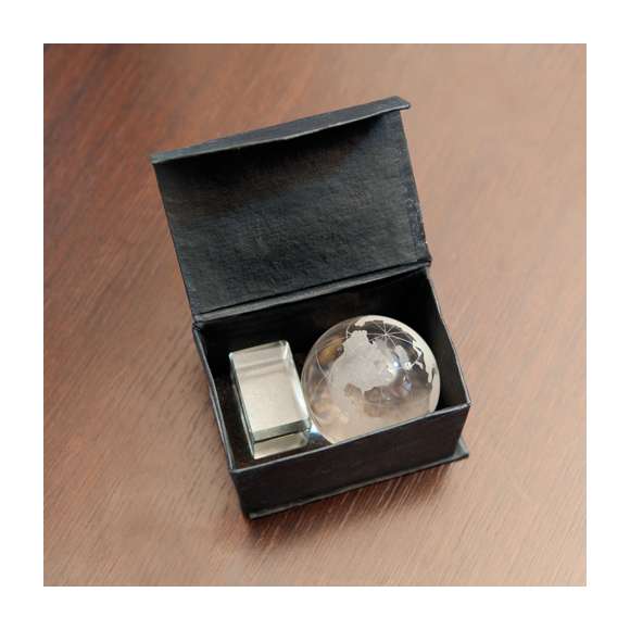 Bola de cristal con forma de planeta Tierra con base para marcaje en láser. Presentada en estuche de protección individual.