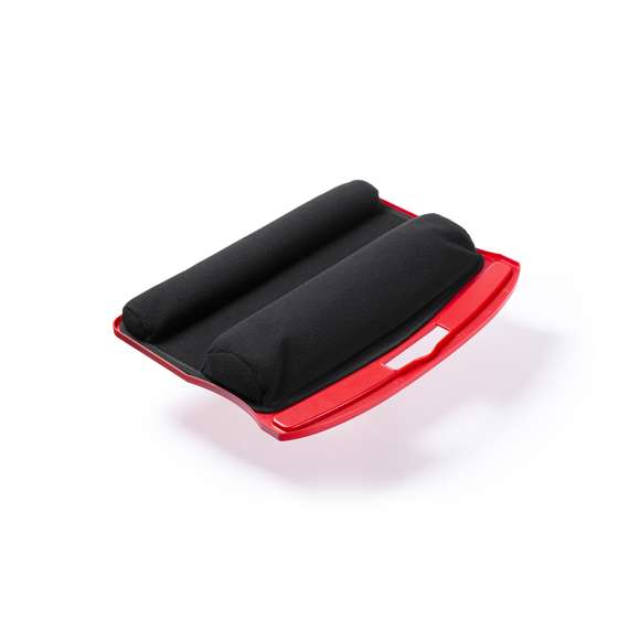 Práctico soporte para ordenador. Fabricado en material antideslizante, con marco de seguridad en los laterales. Zona de apoyo para las piernas con acolchado y asa de transporte incluida.