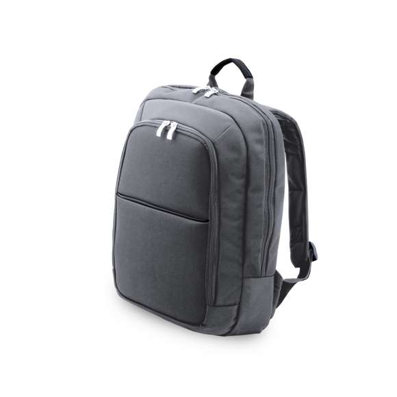 Mochila de resistente nylon 900D de sobrio diseño con cierre de cremallera, bolsillo frontal y asa reforzada. Con acolchado en espalda y cintas de hombros, incluye compartimento interior acolchado para ordenador portátil de hasta 14 pulgadas.