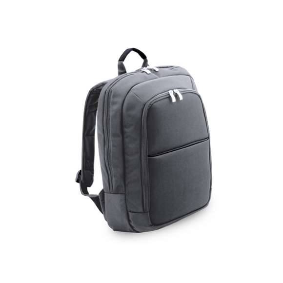 Mochila de resistente nylon 900D de sobrio diseño con cierre de cremallera, bolsillo frontal y asa reforzada. Con acolchado en espalda y cintas de hombros, incluye compartimento interior acolchado para ordenador portátil de hasta 14 pulgadas.