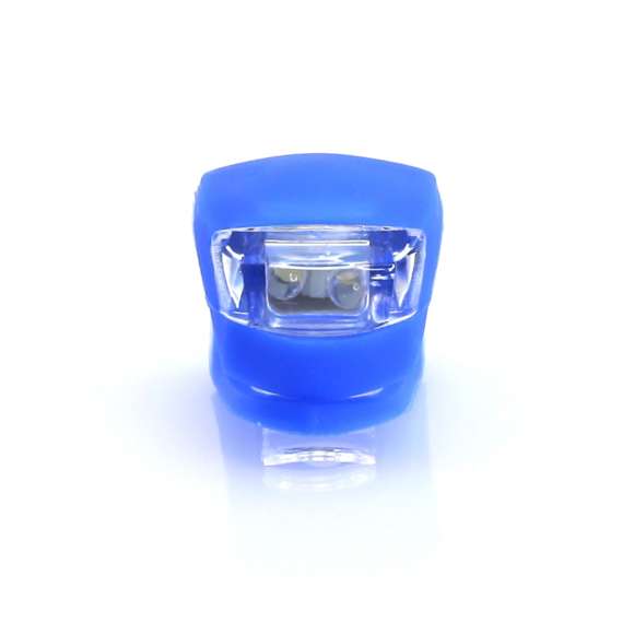 Linterna para barra de 2 ledes y 3 posiciones de iluminación. Con cuerpo en vivos colores y de suave acabado en silicona con alto poder de ajuste. Pila de botón incluida y presentada en caja individual.
