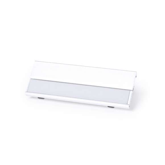 Identificador de aluminio en vivos colores y pinza trasera de enganche para una fijación segura.