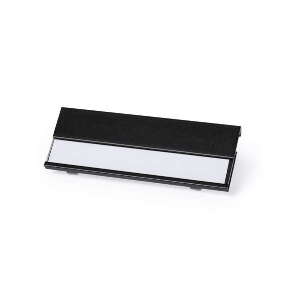 Identificador de aluminio en vivos colores y pinza trasera de enganche para una fijación segura.