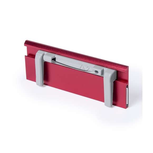 Identificador de aluminio en vivos colores y pinza trasera de enganche para una fijación segura.