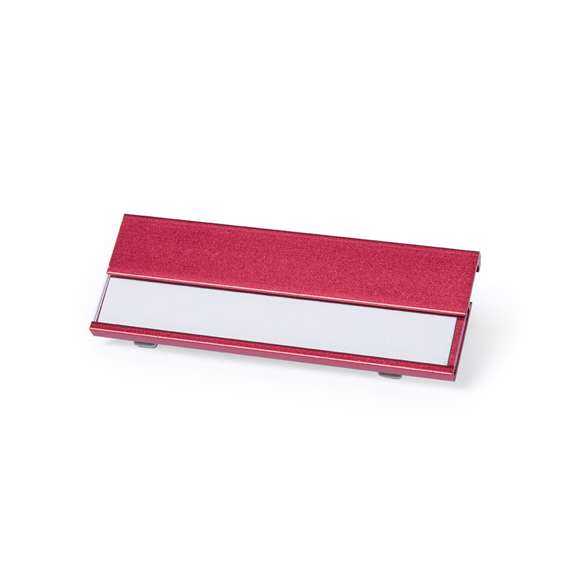 Identificador de aluminio en vivos colores y pinza trasera de enganche para una fijación segura.