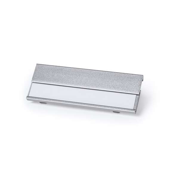 Identificador de aluminio en vivos colores y pinza trasera de enganche para una fijación segura.