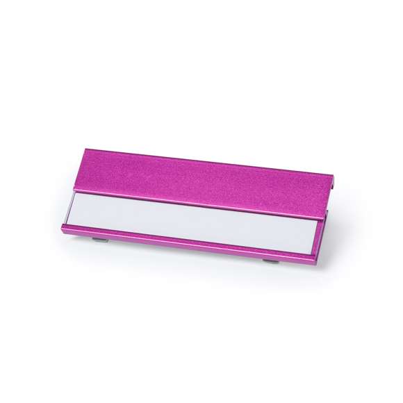 Identificador de aluminio en vivos colores y pinza trasera de enganche para una fijación segura.