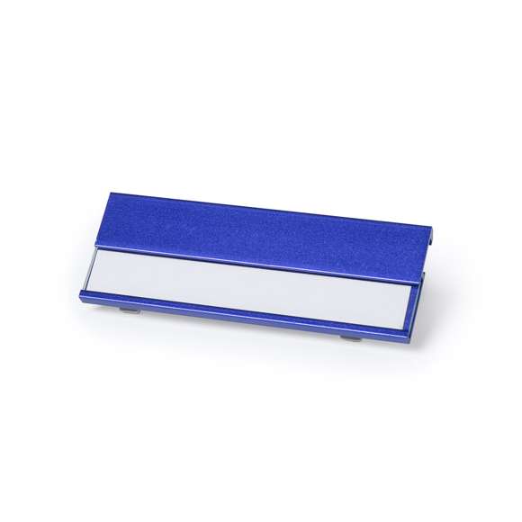 Identificador de aluminio en vivos colores y pinza trasera de enganche para una fijación segura.