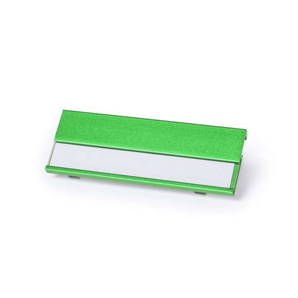 Identificador de aluminio en vivos colores y pinza trasera de enganche para una fijación segura.