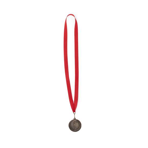 Medalla metálica con cinta de poliéster en acabado rojo y bandera española. Con cierre mosquetón para fácil marcaje y disponible en modelos oro, plata y bronce.