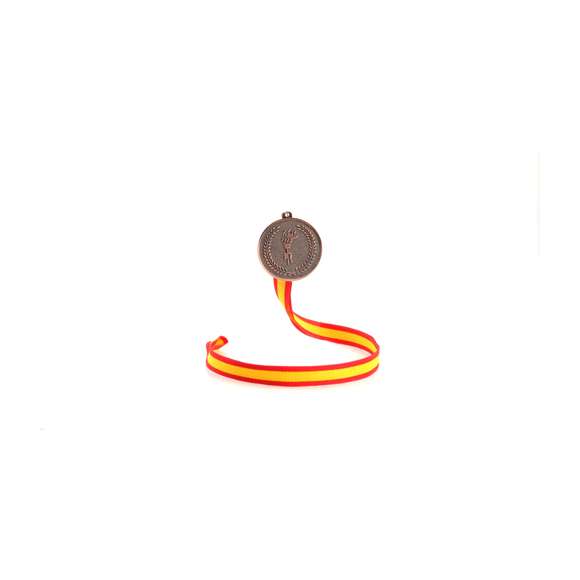 Medalla metálica con cinta de poliéster en acabado rojo y bandera española. Con cierre mosquetón para fácil marcaje y disponible en modelos oro, plata y bronce.