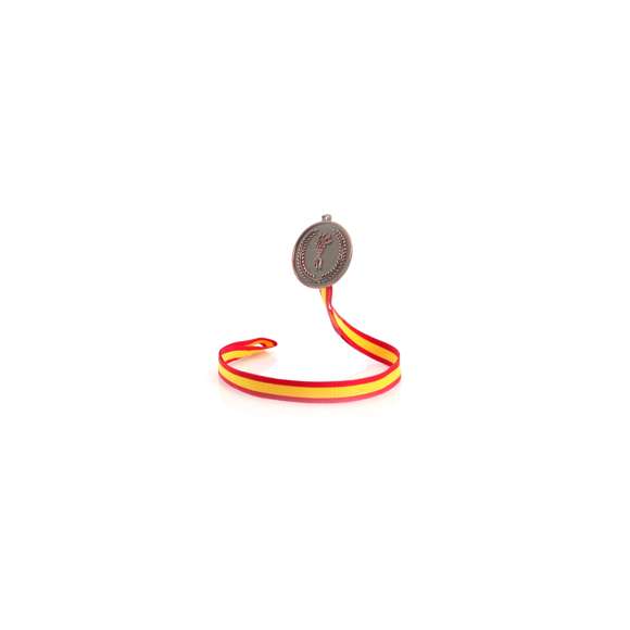 Medalla metálica con cinta de poliéster en acabado rojo y bandera española. Con cierre mosquetón para fácil marcaje y disponible en modelos oro, plata y bronce.