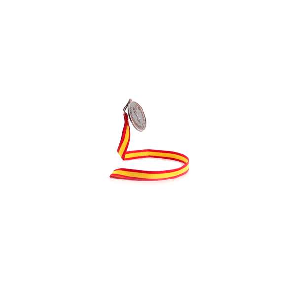Medalla metálica con cinta de poliéster en acabado rojo y bandera española. Con cierre mosquetón para fácil marcaje y disponible en modelos oro, plata y bronce.