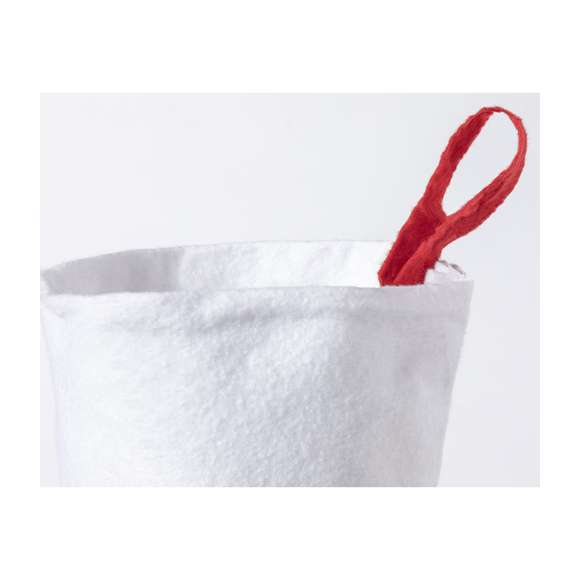 Calcetín navideño de gran capacidad en tradicional combinación de colores navideños y con cinta para colgar.