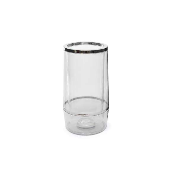 Botellero para botellas de vino de hasta 75 cl en original acabado transparente en variados colores. Con anillas en color plateado brillante y base adaptada para botella. Presentado en caja individual.