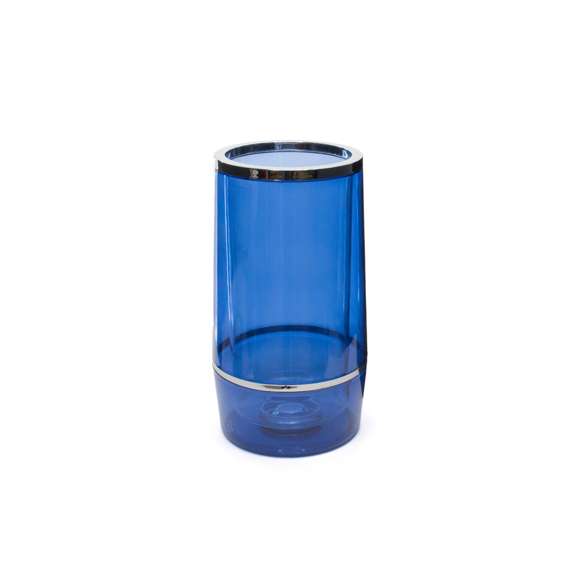 Botellero para botellas de vino de hasta 75 cl en original acabado transparente en variados colores. Con anillas en color plateado brillante y base adaptada para botella. Presentado en caja individual.