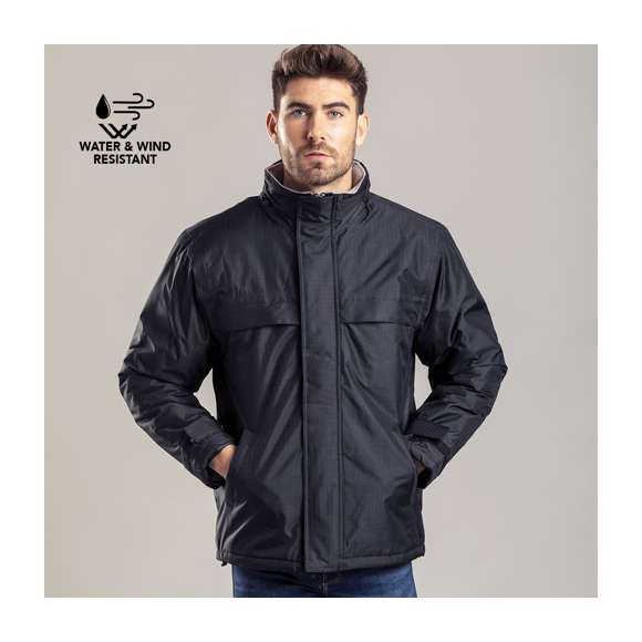 Parka con exterior en suave y resistente ripstop pongee transpirable con tratamiento impermeable antidesgarro. De diseño en vivos colores e interior con grueso forrado. Cuello interior en cálido polar fleece y doble cierre principal: de cremallera con cinta en tirador y tapeta de velcro. Con bolsillos frontales y laterales con tapeta y cierre de cremallera, puños con velcro ajustable y elástico en cintura con accesorio de ajuste. Disponible en tallas S, M, L, XL, XXL. Con cremallera interior para fácil marcaje.