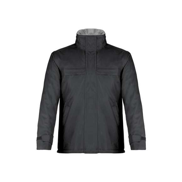Parka con exterior en suave y resistente ripstop pongee transpirable con tratamiento impermeable antidesgarro. De diseño en vivos colores e interior con grueso forrado. Cuello interior en cálido polar fleece y doble cierre principal: de cremallera con cinta en tirador y tapeta de velcro. Con bolsillos frontales y laterales con tapeta y cierre de cremallera, puños con velcro ajustable y elástico en cintura con accesorio de ajuste. Disponible en tallas S, M, L, XL, XXL. Con cremallera interior para fácil marcaje.