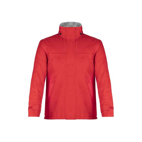 Parka con exterior en suave y resistente ripstop pongee transpirable con tratamiento impermeable antidesgarro. De diseño en vivos colores e interior con grueso forrado. Cuello interior en cálido polar fleece y doble cierre principal: de cremallera con cinta en tirador y tapeta de velcro. Con bolsillos frontales y laterales con tapeta y cierre de cremallera, puños con velcro ajustable y elástico en cintura con accesorio de ajuste. Disponible en tallas S, M, L, XL, XXL. Con cremallera interior para fácil marcaje.