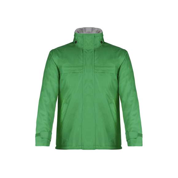 Parka con exterior en suave y resistente ripstop pongee transpirable con tratamiento impermeable antidesgarro. De diseño en vivos colores e interior con grueso forrado. Cuello interior en cálido polar fleece y doble cierre principal: de cremallera con cinta en tirador y tapeta de velcro. Con bolsillos frontales y laterales con tapeta y cierre de cremallera, puños con velcro ajustable y elástico en cintura con accesorio de ajuste. Disponible en tallas S, M, L, XL, XXL. Con cremallera interior para fácil marcaje.