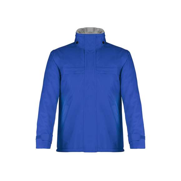 Parka con exterior en suave y resistente ripstop pongee transpirable con tratamiento impermeable antidesgarro. De diseño en vivos colores e interior con grueso forrado. Cuello interior en cálido polar fleece y doble cierre principal: de cremallera con cinta en tirador y tapeta de velcro. Con bolsillos frontales y laterales con tapeta y cierre de cremallera, puños con velcro ajustable y elástico en cintura con accesorio de ajuste. Disponible en tallas S, M, L, XL, XXL. Con cremallera interior para fácil marcaje.