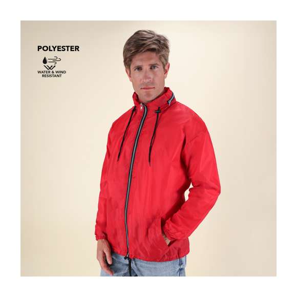 Impermeable en resistente poliéster 190T. Capucha con cordones de ajuste, integrada en compartimento con cremallera del cuello. Cierre principal de cremallera y cordón en cintura con accesorio de ajuste. Disponible en variada gama de colores y en tallas M, L, XL, XXL.