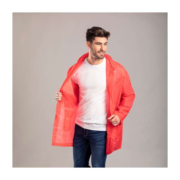 Impermeable en resistente EVA de acabado termosellado en variada gama de colores. Capucha dcon cintas de ajuste, cierre principal de corchete y con bolsillos laterales de solapa. Talla única para adulto.