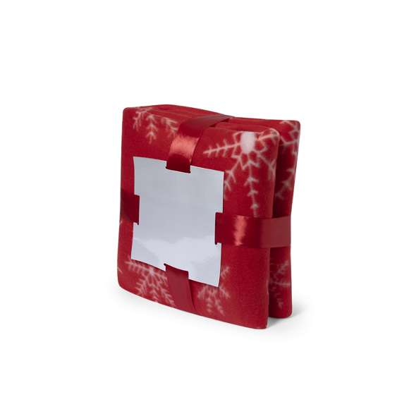 Manta de 130x160cm en original diseño de navidad de color rojo con motivos navideños en blanco. En suave y cálido material polar fleece de 200g/m2 con tratamiento antipilling. Presentada con cartón de color plateado y cinta lazo a juego en suave poliéster.