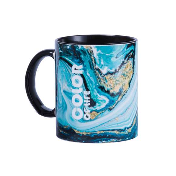 Taza de cerámica de 350ml. Diseño exterior en color blanco especialmente diseñado para la sublimación, pudiendo transferir todo tipo de diseños a todo color, y con una original asa e interior de vivos colores. Cada taza viene presentada en caja individual kraft.