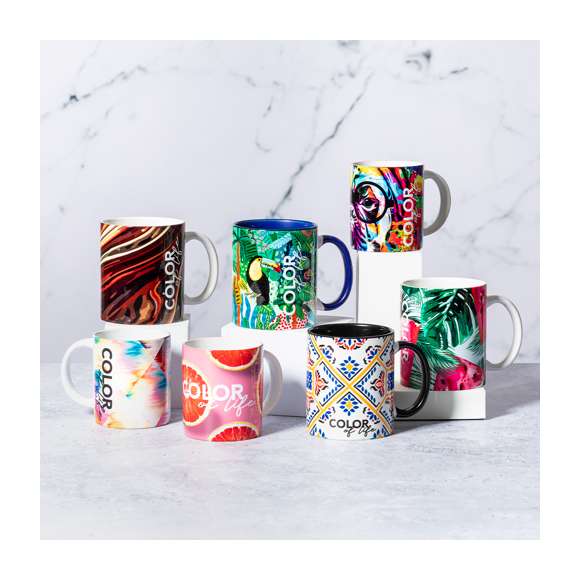 Taza de cerámica de 350ml. Diseño exterior en color blanco especialmente diseñado para la sublimación, pudiendo transferir todo tipo de diseños a todo color, y con una original asa e interior de vivos colores. Cada taza viene presentada en caja individual kraft.